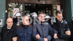 Guranje poslanika i policije